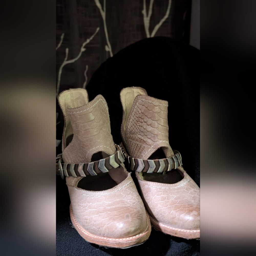 Freebird Blade, Tan cream snake skin size 8
